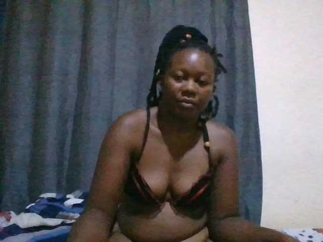 Pretty-vee live cam on BongaCams