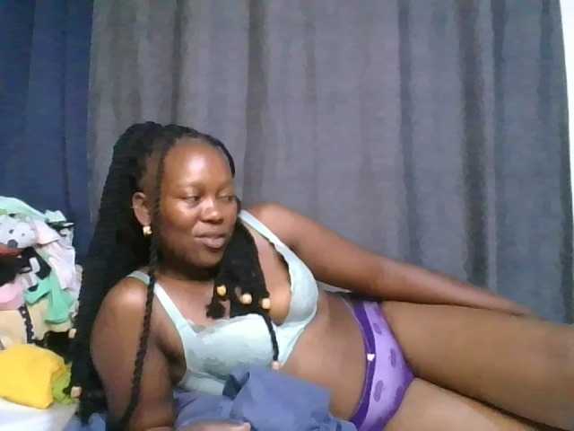 Pretty-vee live cam on BongaCams