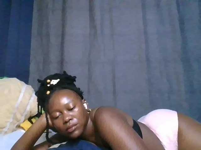 le modèle Pretty-vee est en webcam porno dans un show sur le site bongacams, il possède les tags suivants: Ebony,Brunette,Trimmed