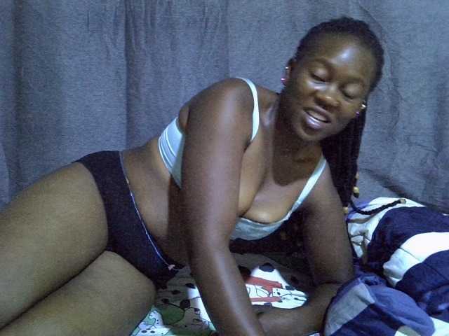 Pretty-vee live cam on BongaCams