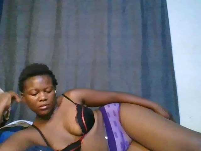 Pretty-vee live cam on BongaCams