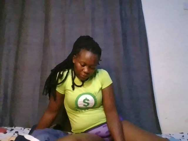 Pretty-vee live cam on BongaCams