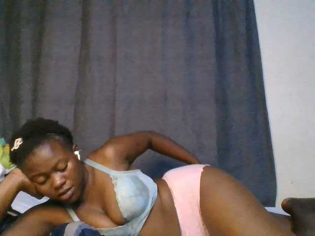 Pretty-vee live cam on BongaCams