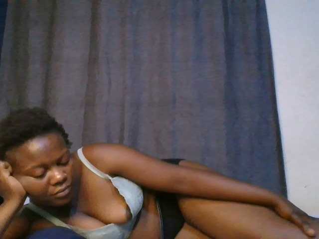 Pretty-vee live cam on BongaCams