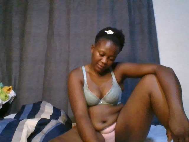 Pretty-vee live cam on BongaCams