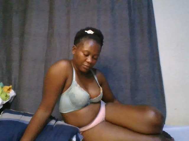 Pretty-vee live cam on BongaCams