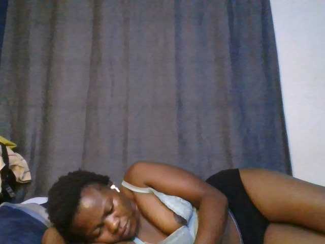 Pretty-vee live cam on BongaCams