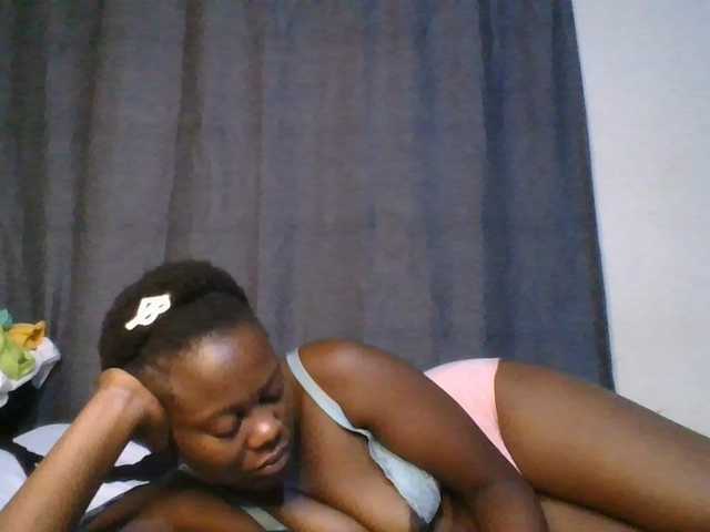 Pretty-vee live cam on BongaCams