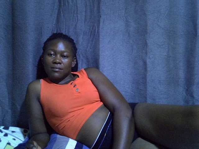 Pretty-vee live cam on BongaCams
