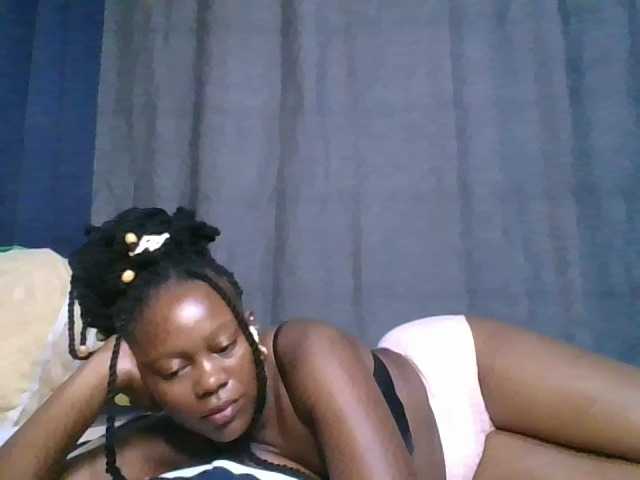 Pretty-vee live cam on BongaCams