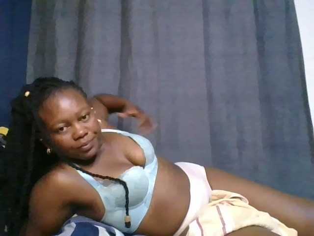 Pretty-vee live cam on BongaCams
