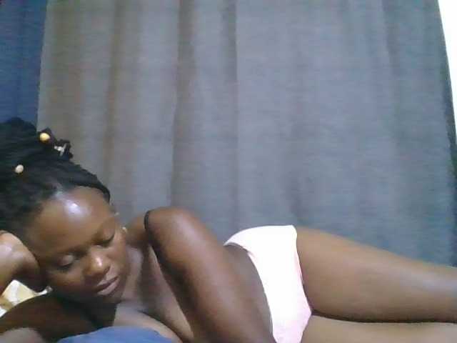 Pretty-vee live cam on BongaCams