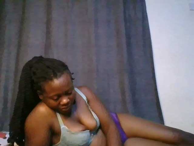 Pretty-vee live cam on BongaCams
