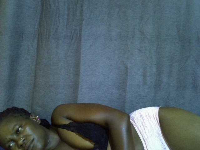 Pretty-vee live cam on BongaCams