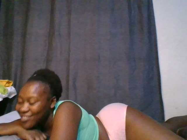 Pretty-vee live cam on BongaCams