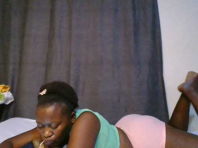 Pretty-vee live cam on BongaCams