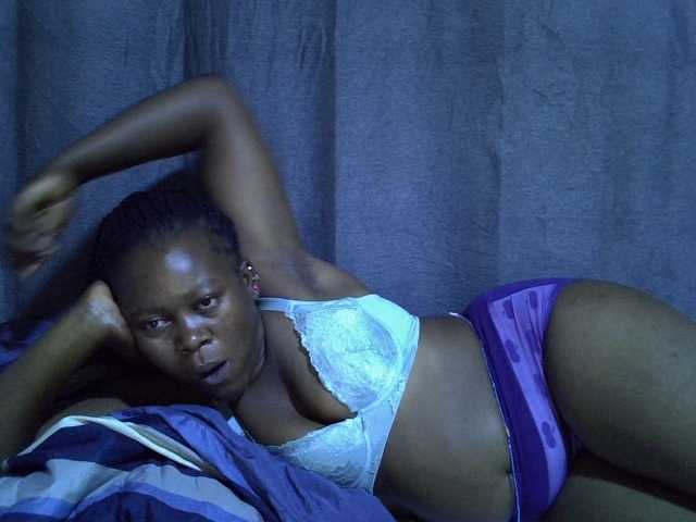 Pretty-vee live cam on BongaCams