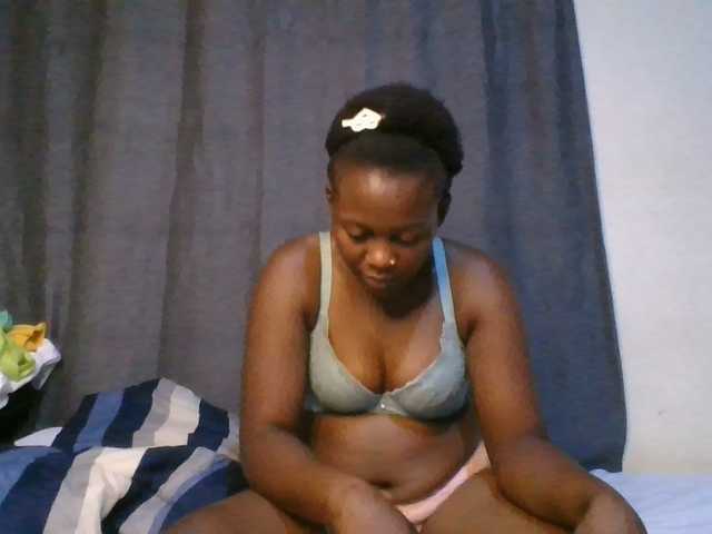 Pretty-vee live cam on BongaCams