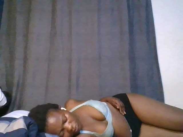Pretty-vee live cam on BongaCams