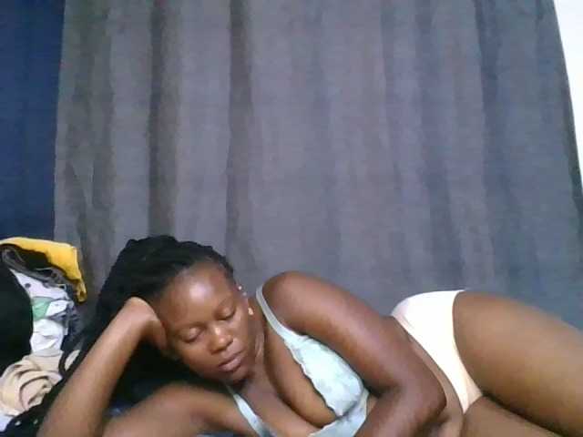 Pretty-vee live cam on BongaCams