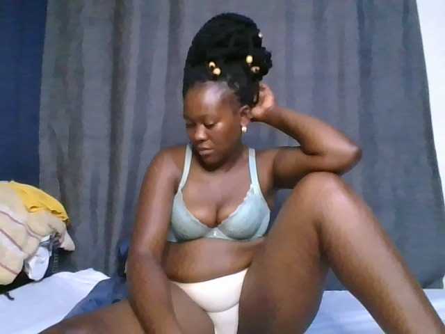 Pretty-vee live cam on BongaCams