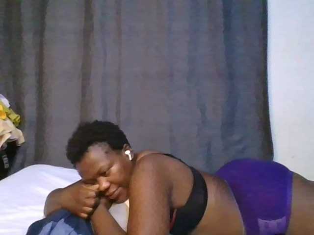 Pretty-vee live cam on BongaCams
