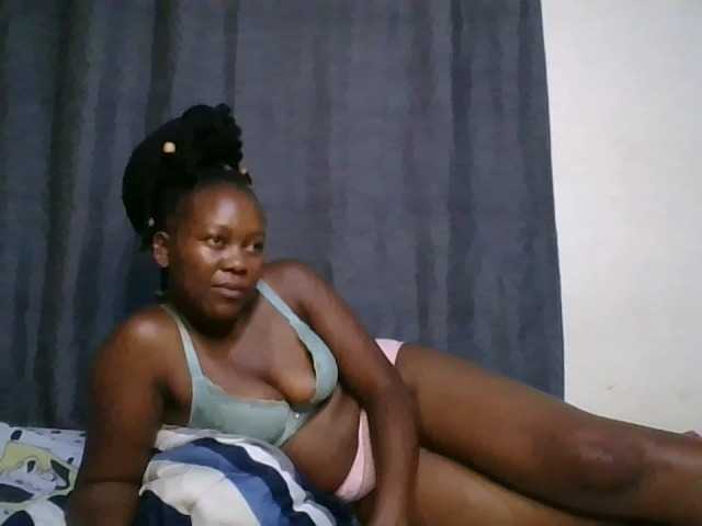 Pretty-vee live cam on BongaCams