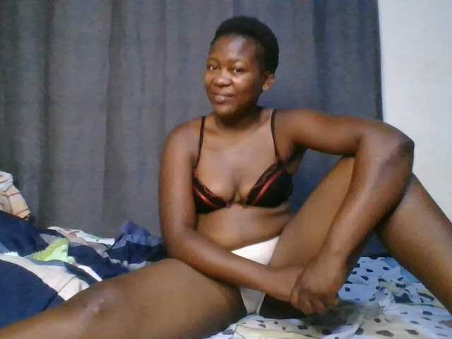 Pretty-vee live cam on BongaCams
