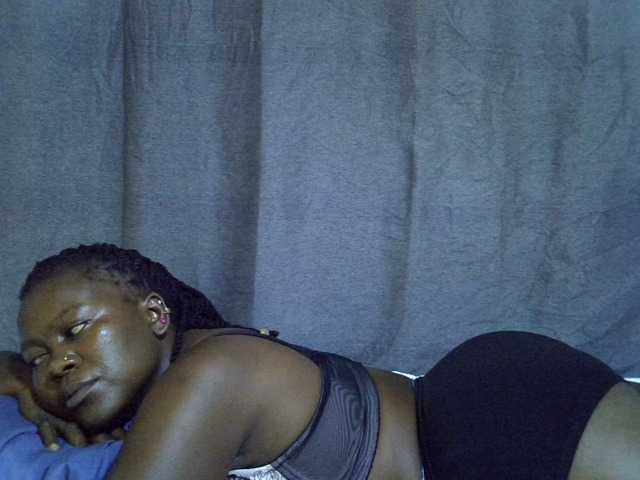 Pretty-vee live cam on BongaCams