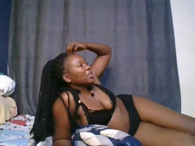 Pretty-vee live cam on BongaCams
