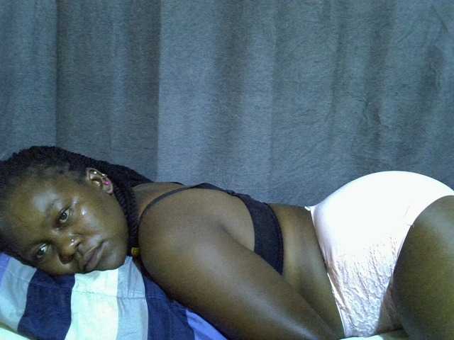 Pretty-vee live cam on BongaCams