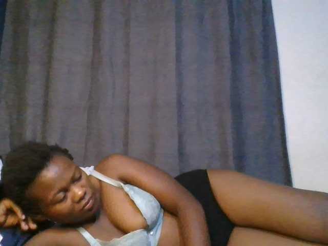 Pretty-vee live cam on BongaCams