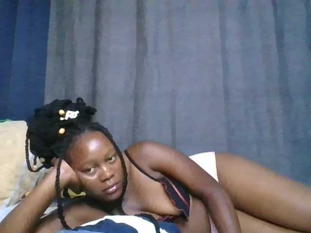 Pretty-vee live cam on BongaCams