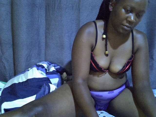 Pretty-vee live cam on BongaCams