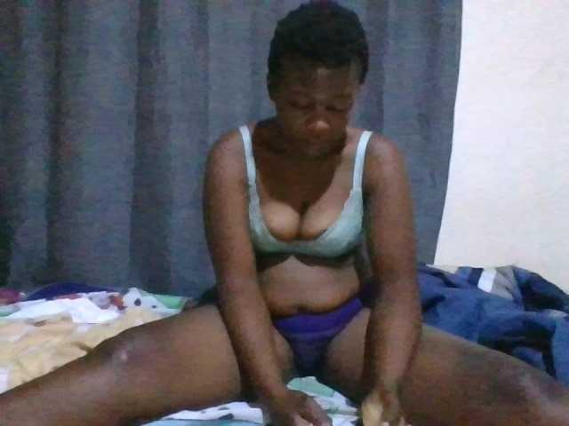 Pretty-vee live cam on BongaCams