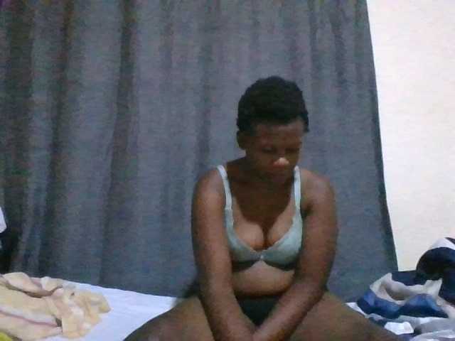 Pretty-vee live cam on BongaCams