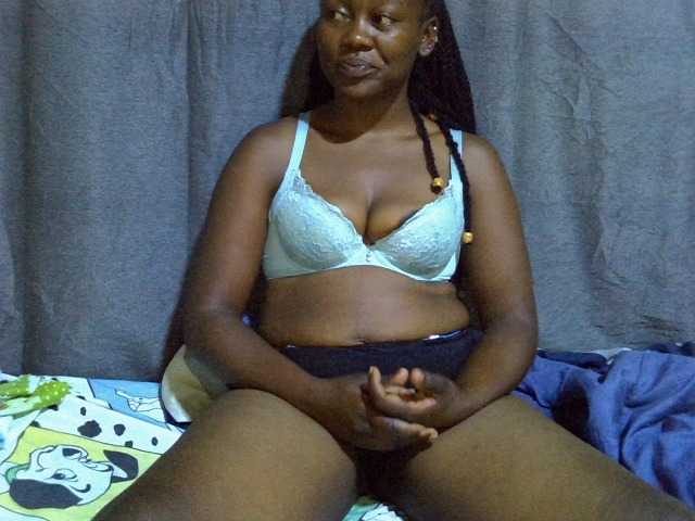Pretty-vee live cam on BongaCams