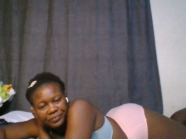 Pretty-vee live cam on BongaCams