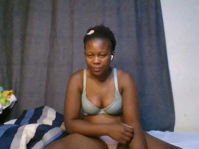 Pretty-vee live cam on BongaCams