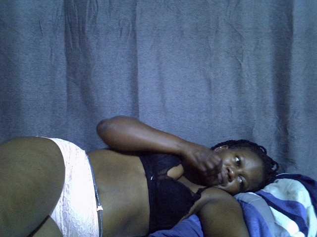 Pretty-vee live cam on BongaCams