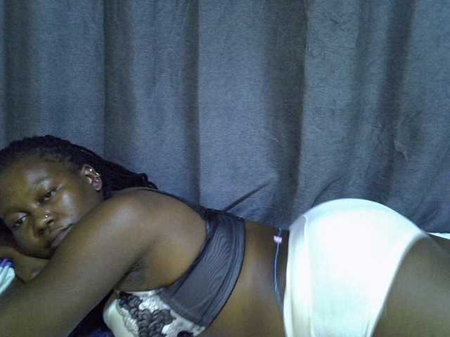 Pretty-vee live cam on BongaCams