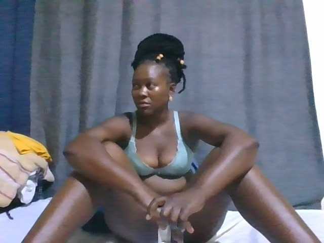 Pretty-vee live cam on BongaCams