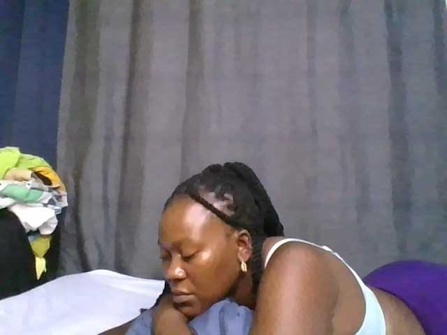 Pretty-vee live cam on BongaCams