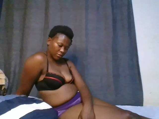 Pretty-vee live cam on BongaCams