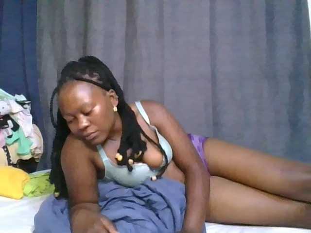 Pretty-vee live cam on BongaCams