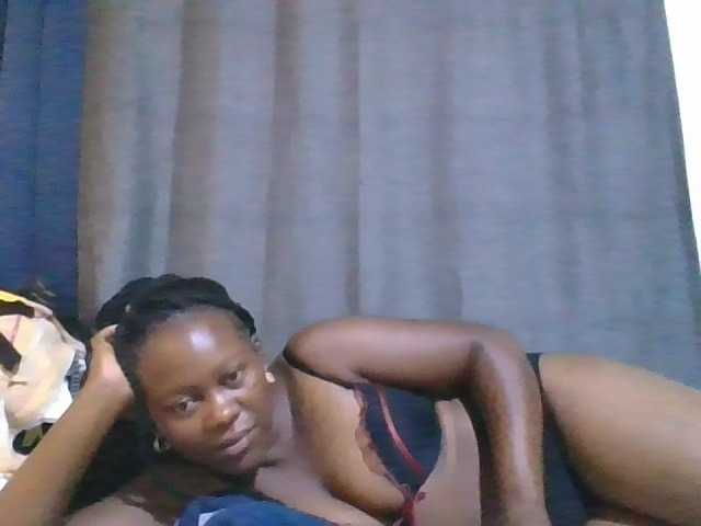 Pretty-vee live cam on BongaCams