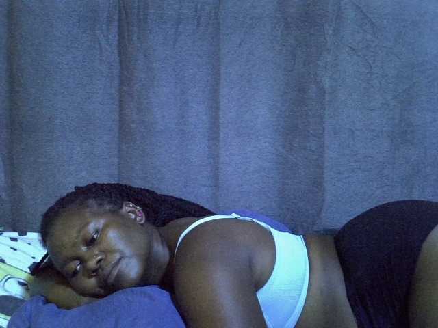 Pretty-vee live cam on BongaCams