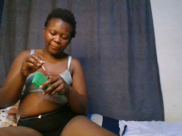 Pretty-vee live cam on BongaCams