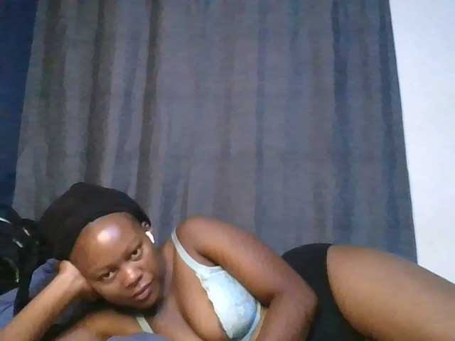 le modèle Pretty-vee est en webcam porno dans un show sur le site bongacams, il possède les tags suivants: Ebony,Brunette,Trimmed