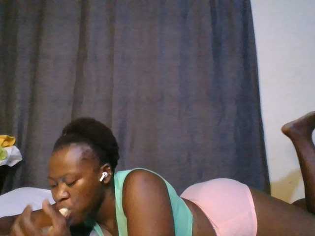 Pretty-vee live cam on BongaCams